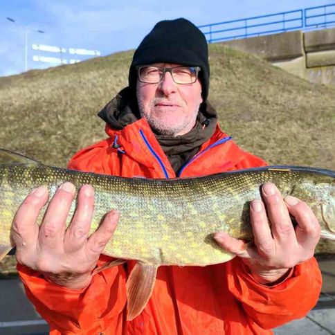 Klaus mit einem weiteren Hecht, Länge 77 cm | © 2025 Rutentreter.de