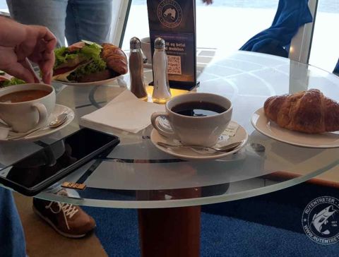 © 2023 Rutentreter.de | 07:30 Uhr - Das kleine Frühstück in der Observation Lounge während der Einfahrt in den Oslo-Fjord