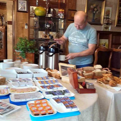 Das Foto zeigt das Frühstücksbuffet des Hotels mit einer Auswahl an Belägen und Croissants und Brot.