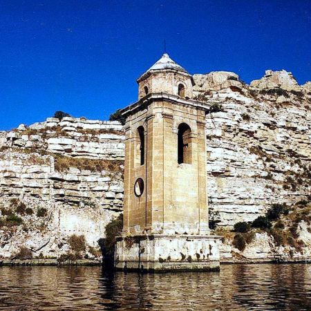Der berühmte Kirchturm von Fayón im Ebro-Stausee | © 1995 Rutentreter.de