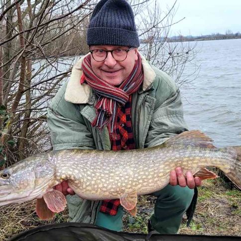 Jürgen mit einem Hecht von 90 cm Länge | © 2025 Rutentreter.de