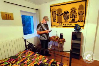 Das Bild zeigt einen Blick in das Zimmer, dass die beiden für eine Zwischenübernachtung in Bolléne gebucht haben.