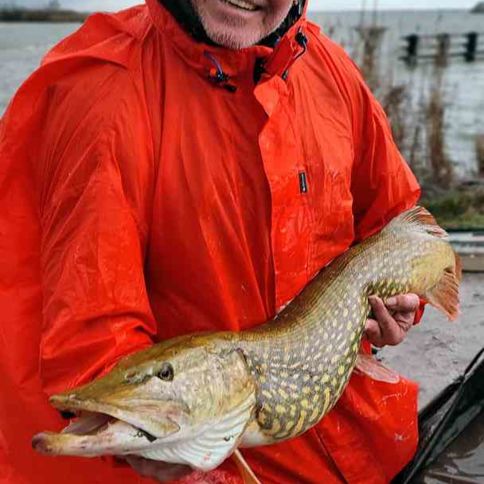 Klaus mit einem Hecht von 105 cm Länge | © 2025 Rutentreter.de