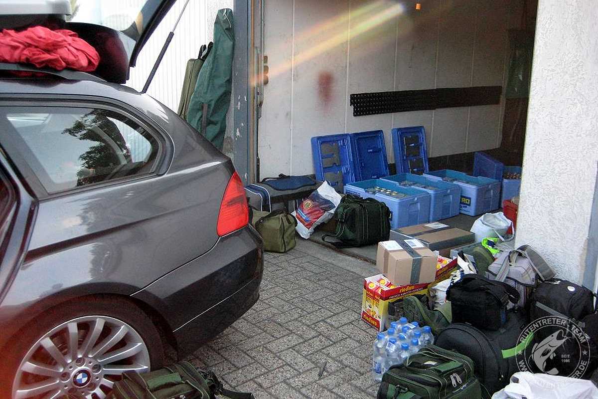 Tag vor der Abreise – an der Garage von Broesel werden die Fahrzeuge beladen | © 2013 Rutentreter.de