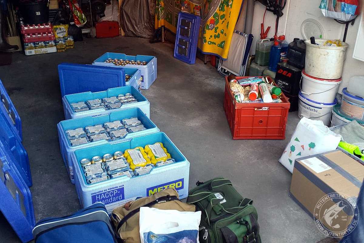 Jetzt mit Lebensmitteln befüllt dienen die blauen Boxen dem Rücktransport des gefrorenen Fisches | © 2013 Rutentreter.de