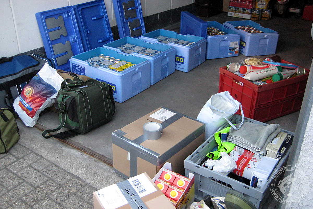Zahlreiche Kisten und Kartons werden in 2 Pkw geladen | © 2013 Rutentreter.de