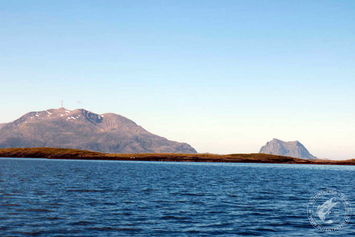 Links der Berg auf Vega, rechts im Hintergrund die Insel Søla | © Rutentreter.de
