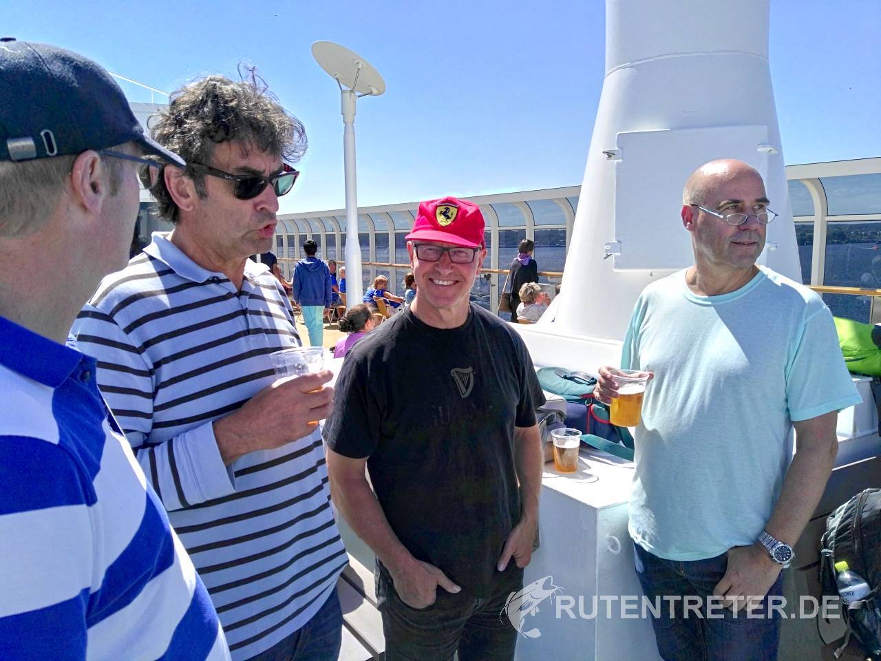 Andy, Dirk, Klaus und Egon beim Umtrunk anlässlich des Auslaufens aus der Kieler Förde | © 2018 Rutentreter.de