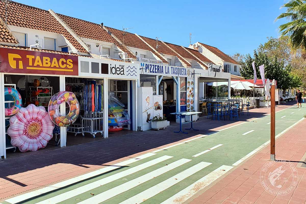 Die "Shopping Mal" in Riomar mit Tabakshop, Souvenirshop, Pizzeria, Bäckerei, Angelgeshäft und weiteren Restaurants  | © 2022 Rutentreter.de