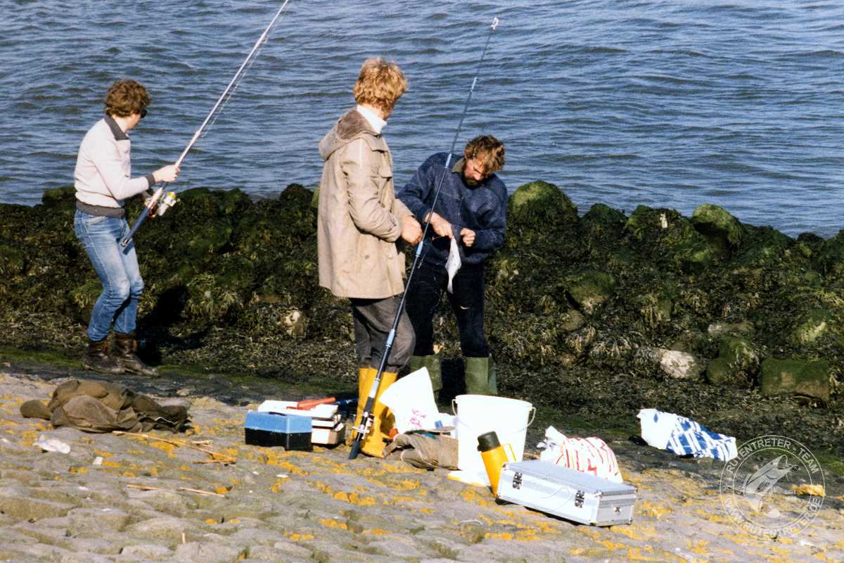 Die erste gemeinsame Angeltour führte im Mai 1986 zum Abschlussdeich Ijsselmeer in Holland | © 1986 Rutent