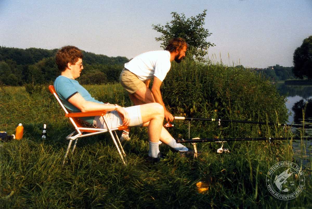 Die Ruhr am Campingplatz 'Rote Mühle' war 1986 häufig Ziel. Holly und Bartbroesel beim Stippen im August '86 | © 1986 Rutentreter.de